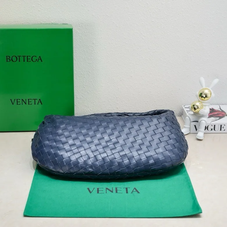 Batch 1860 large Jodie handbag, new arrival in early spring#, cool style, retro style, full of vitality, free and easy, distinctive personality brings multi-layered charm to daily wardrobe~ 🔝The soft and flowing fabric conveys a soft touch# A relaxed and comfortable feeling is newly interpreted in the silhouette· Croissant woven sheepskin Size: width 40 height 48 thickness 16 [6698#]